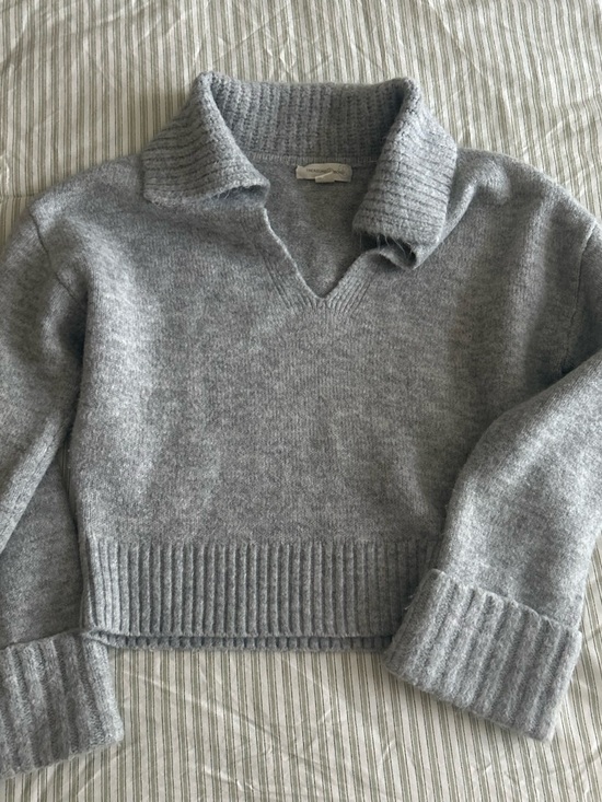 Treasure & Bond Sweaters - Like New Treasure & Bond Light Gray V-Neck Collared Knit Sweater